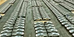 Em crise, Tesla cria "cemitério" de carros não vendidos