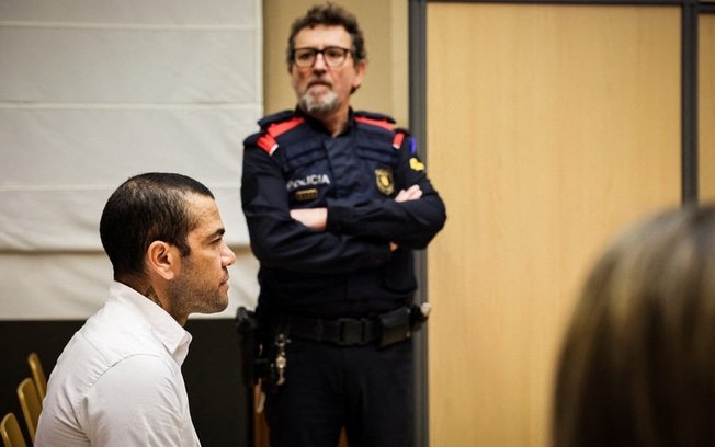 Daniel Alves durante julgamento na Espanha