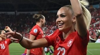 16%2C2%20mi%20de%20f%C3%A3s%3A%20Alisha%20Lehmann%20deixa%20times%20da%20It%C3%A1lia%20para%20tr%C3%A1s