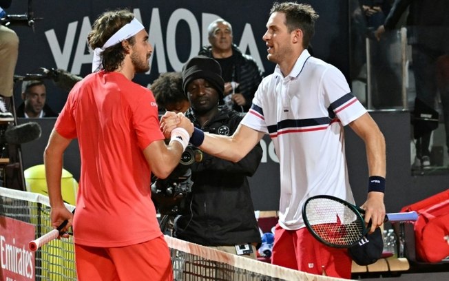 Stefanos Tsitsipas (E) cumprimenta Nicolás Jarry (D) após a derrota nas quartas de final do Masters 1000 de Roma