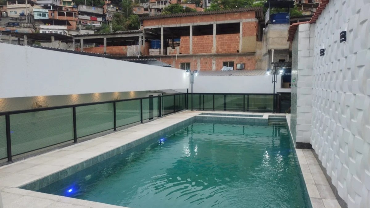 Piscina em área de lazer do Complexo do Alemão