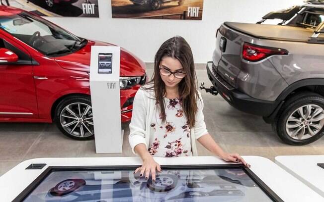 Loja com aparelho conectado à internet que permite personalizar e interagir com o carro faz parte da digitalização das lojas