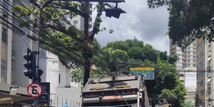 Vídeo: cano se rompe e vazamento fecha rua importante no Rio