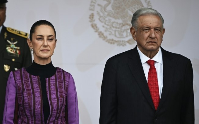 O presidente mexicano Andrés Manuel López Obrador e a presidente eleita Claudia Sheinbaum participam do desfile militar do 214º aniversário do Dia da Independência na Plaza del Zócalo, na Cidade do México, em 16 de setembro de 2024 O presidente mexicano Andrés Manuel López Obrador e a presidente eleita Claudia Sheinbaum participam do desfile militar do 214º aniversário do Dia da Independência na Plaza del Zócalo, na Cidade do México, em 16 de setembro de 2024