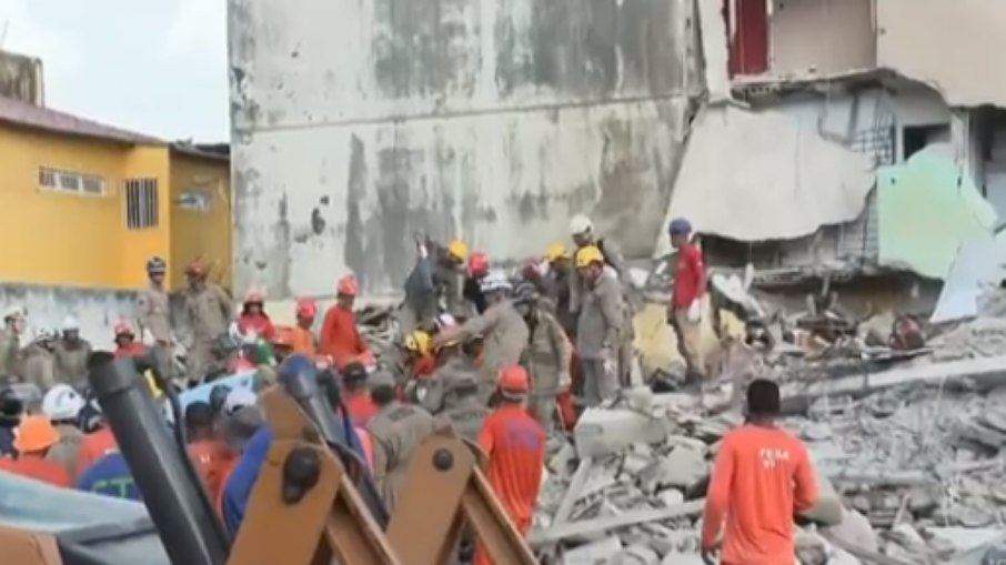 Homem de 53 anos é resgatado pelo Corpo de Bombeiros após 8 horas soterrado em escombros