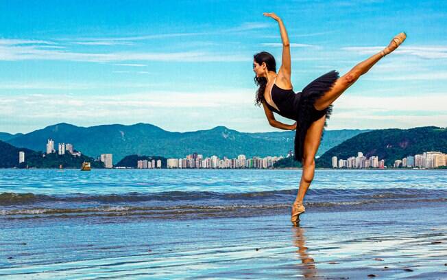 Bailarina e fotógrafo transformam pontos turísticos do litoral paulista em arte