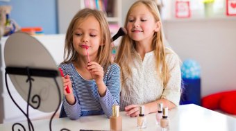 O uso precoce de maquiagens e dermocosméticos por crianças