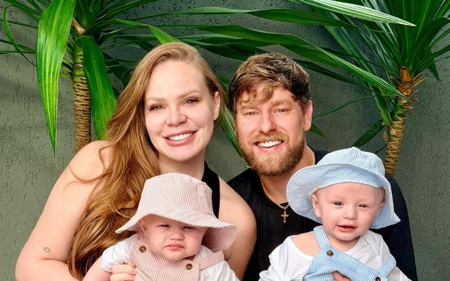 Paulinha Leite e o esposo com os filhos