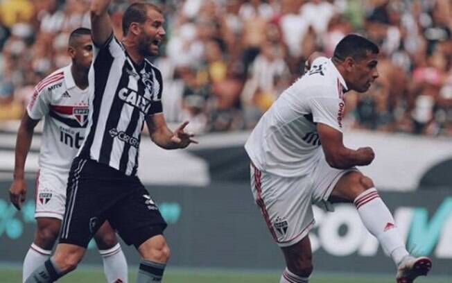 Botafogo e São Paulo procuraram gols insistentemente Botafogo e São Paulo procuraram gols insistentemente
