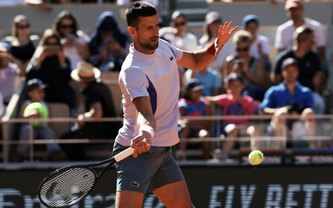Novak Djokovic treina na quadra central de Roland Garros neste sábado