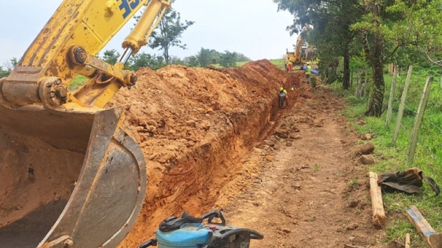 Com cerca de 1,2 quilômetro de extensão, a tubulação está sendo instalada acompanhando o relevo da região Com cerca de 1,2 quilômetro de extensão, a tubulação está sendo instalada acompanhando o relevo da região