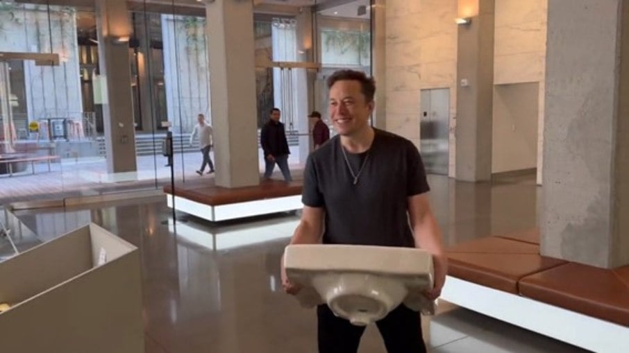 Elon Musk entra na sede do Twitter carregando uma pia 