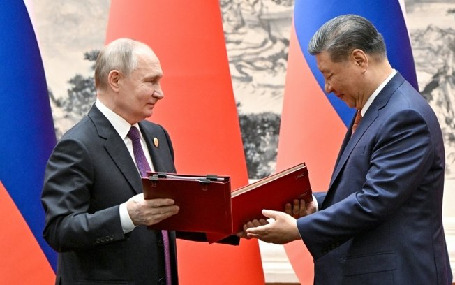 Foto divulgada pela agência estatal russa Sputnik mostra o encontro dos presidentes da Rússia, Vladimir Putin, e da China, Xi Jinping, em Pequim