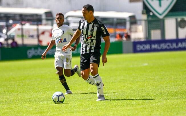 Ricardo Oliveira fez dois gols pelo Atlético Mineiro e foi o diferencial na vitória contra o Santos por 3 a 1