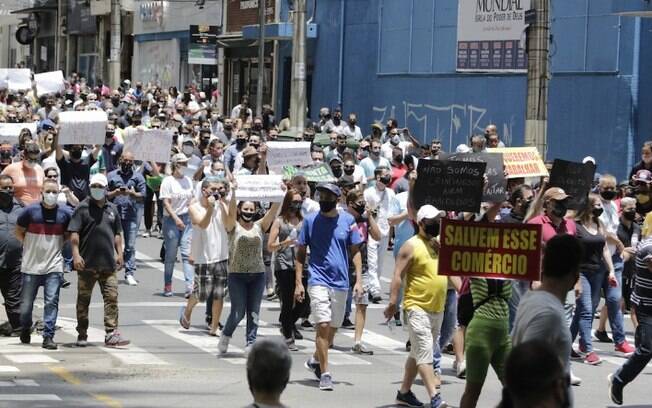 Comerciantes protestam contra fechamento de bares em Campinas