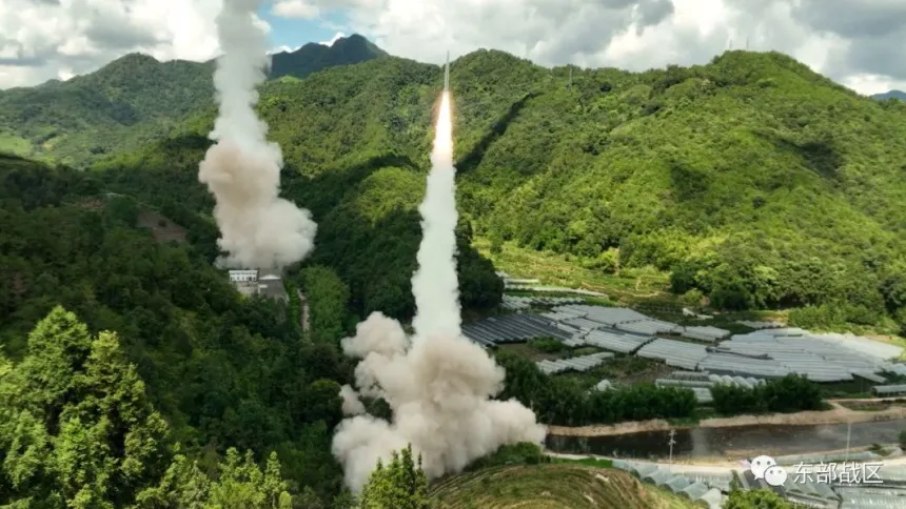 Forças Armadas da China realizam exercícios militares com mísseis perto da costa de Taiwan