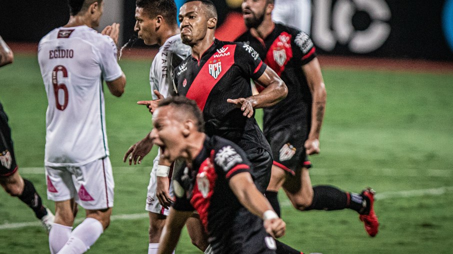 Marlon comemore seu gol na vitória do Atlético-GO sobre o Flu em 2020