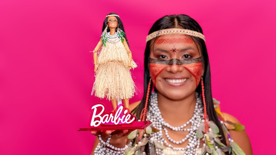 Indígena brasileira ganha versão da Barbie em aniversário de 65 anos da boneca