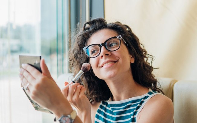 5 dicas de maquiagem perfeitas para quem usa óculos de grau