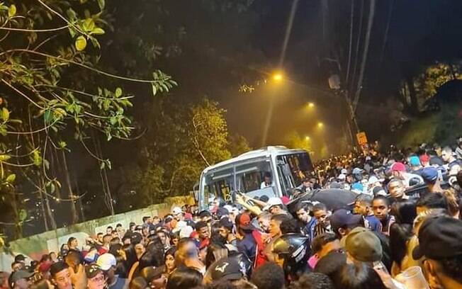 Ônibus fica preso em meio à aglomeração de pessoas em Santos