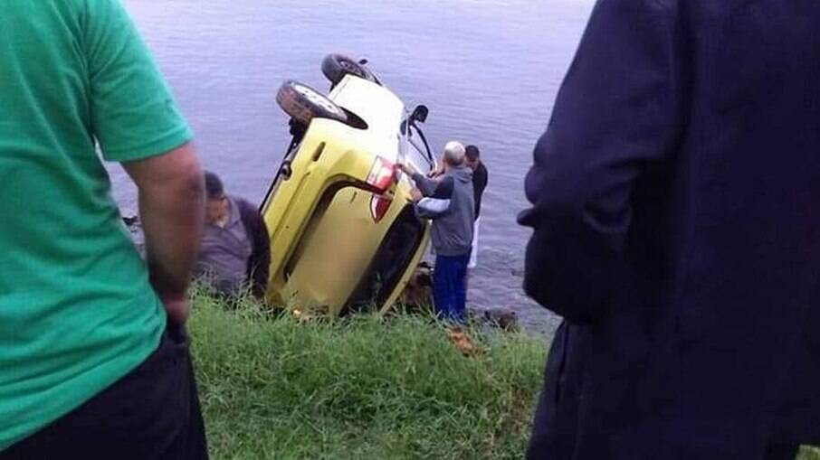 RJ: Taxista perde controle do automóvel e cai na Baía de Guanabara