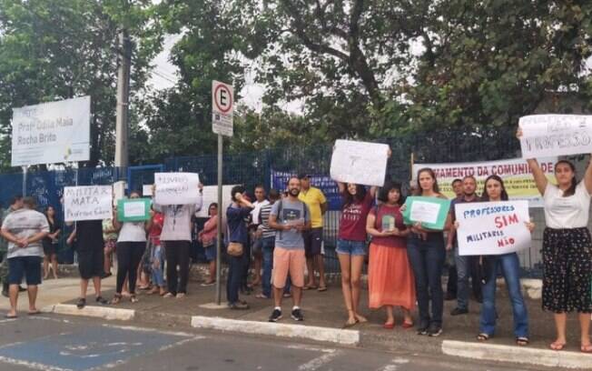 Um grupo chegou a protestar contra a adoção do modelo militar em escola de Campinas.