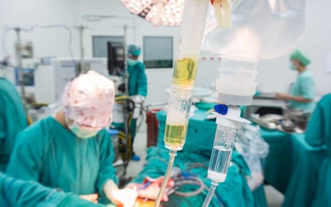 O transplante substitui a medula doente por células normais, para reconstituição de uma nova medula saudável.