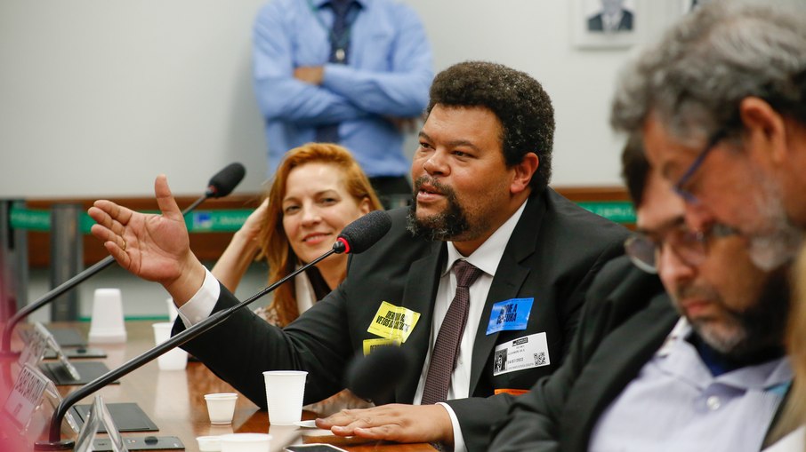 Babu Santana discursa na Câmara dos Deputados, em 2022, em ocasião da  derrubada dos Vetos às Leis Paulo Gustavo e Aldir Blanc 2