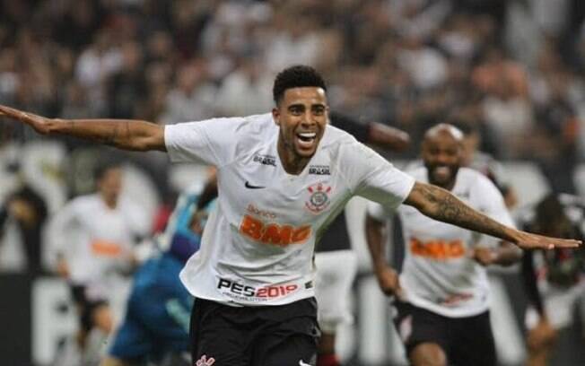 Gustagol até chegou a marcar, mas teve lance invalidado; com isso, coube a Junior Urso anotar o gol do Corinthians