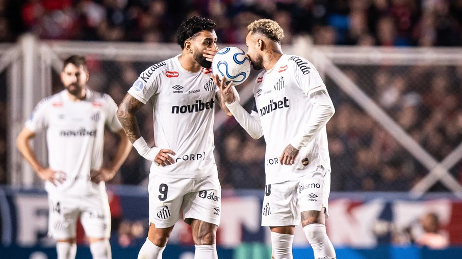 Gabigol conversa com Neymar durante empate com San Lorenzo