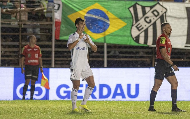 Dinenno comemora seu gol na vitória do Cruzeiro sobre o Democrata GV