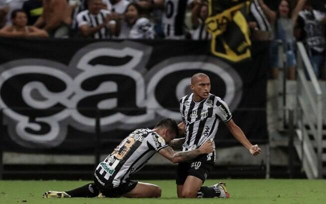 Nino Paraíba garante que intenção em gol do Ceará era de bater falta direto