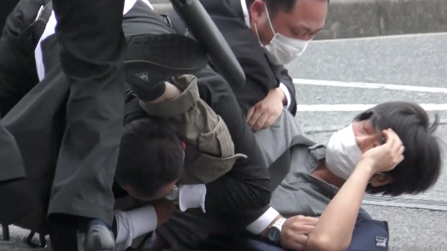 Suspeito de matar Shinzo Abe foi detido pelos seguranças logo após o ataque