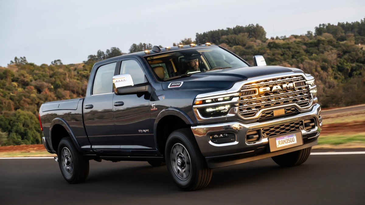 Ram 3500 2026 mantém motor 6.7 turbodiesel de 436 cv e capacidade de reboque de até 9.079 kg.