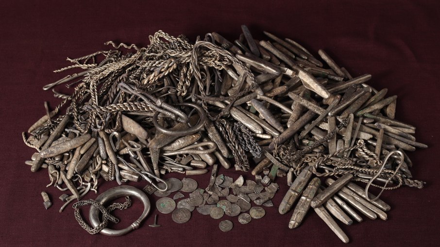 Moedas anglo-saxônicas e árabes achadas no tesouro viking evidenciam comércio e relações financeiras com diferentes partes do mundo
