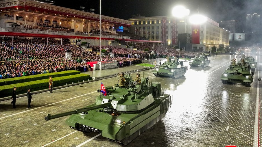 Desfile militar em comemoração aos 80 anos dos 80 anos do Partido dos Trabalhadores da Coreia do Norte. Desfile militar em comemoração aos 80 anos dos 80 anos do Partido dos Trabalhadores da Coreia do Norte.