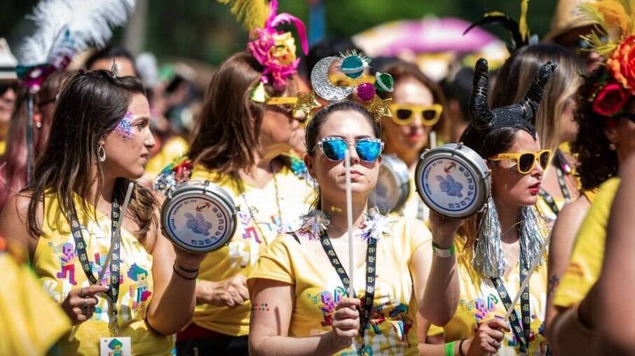 Foliões se divertem durante o carnaval