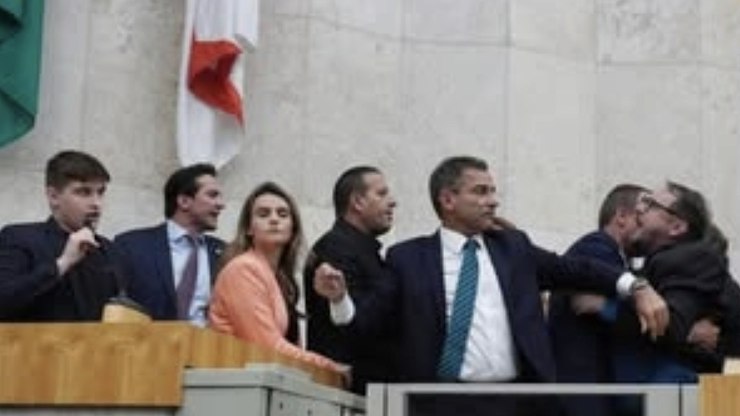 Confusão marca votação de reajuste de servidores na Câmara de SP