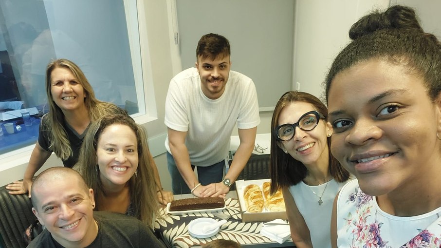 Equipe JMix em um dia tranquilo na redação da rádio