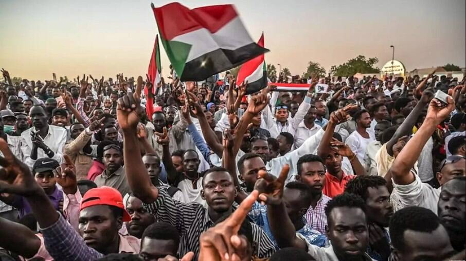 Militares do Sudão promovem golpe de Estado e prendem premiê e ministros