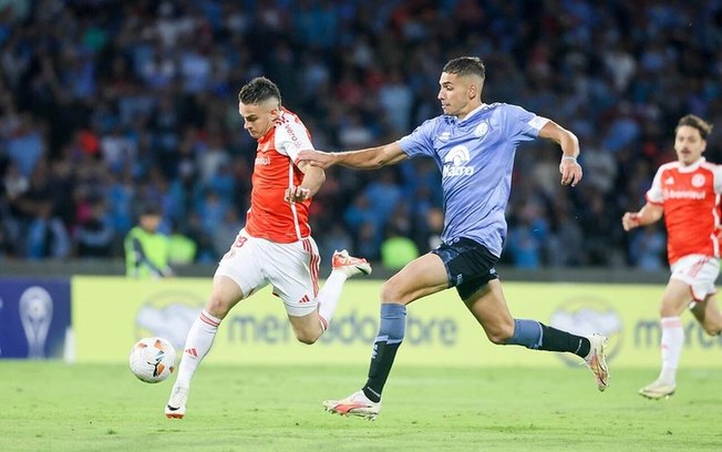 Borré em disputa de bola com jogador do Belgrano na Sul-Americana - Foto: Ricardo Duarte / Internacional