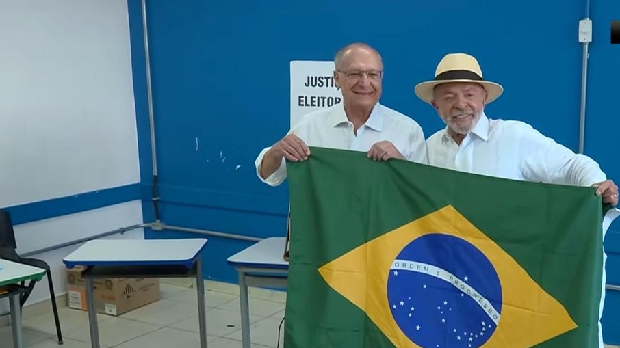 Acompanhado do santista Alckmin, corinthiano Lula vota em São Bernardo do Campo