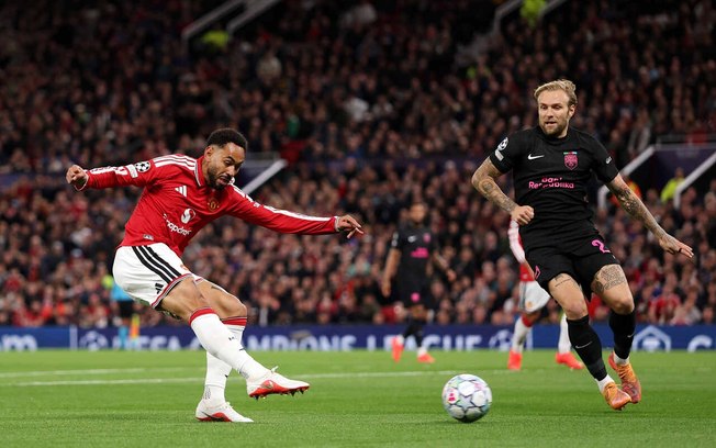 Matheus Cunha comemora primeiro gol na Champions com a camisa do United