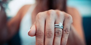 Quer aprender a limpar suas joias? Influencer ensina