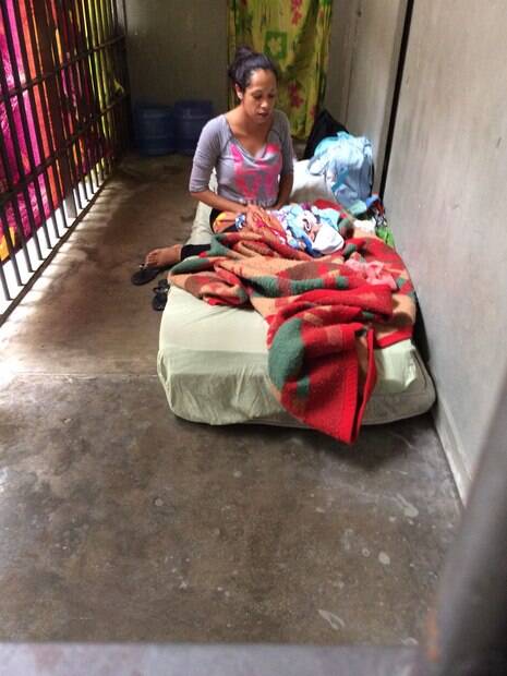 Bebê recém-nascido ficou com a mãe em cela de apenas dois metros quadrados em delegacia de São Paulo