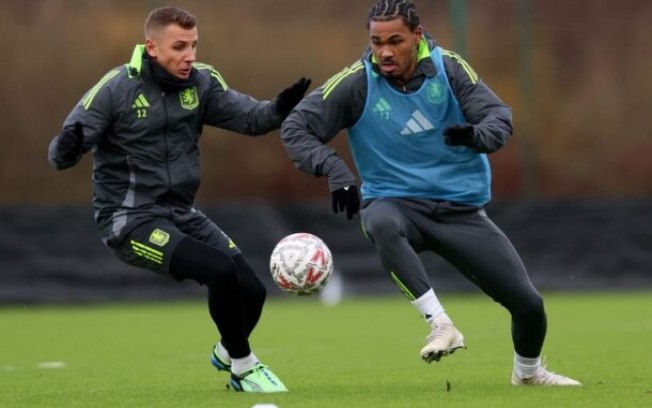 Jogadores do Aston Villa durante treinamento da equipe