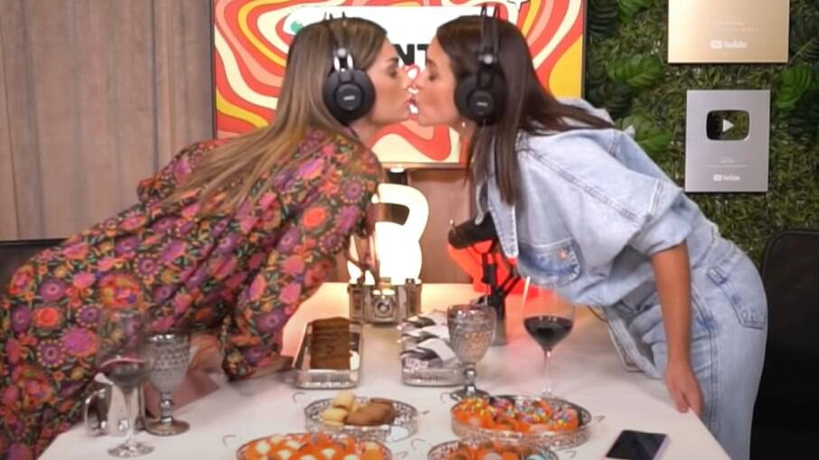 Kelly Key e Juliana Silveira se beijaram durante a gravação de um podcast