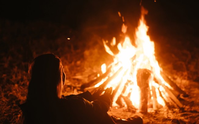 Ritual da fogueira emocional ajuda a deixar os ressentimentos para trás Ritual da fogueira emocional ajuda a deixar os ressentimentos para trás