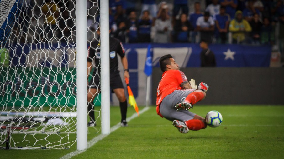 Fábio defendendo o pênalti de João Pedro, classificando o Cruzeiro na Copa do Brasil Fábio defendendo o pênalti de João Pedro, classificando o Cruzeiro na Copa do Brasil