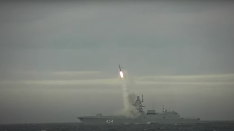 Russos testam míssil de cruzeiro hipersônico Zircon no Mar de Barents